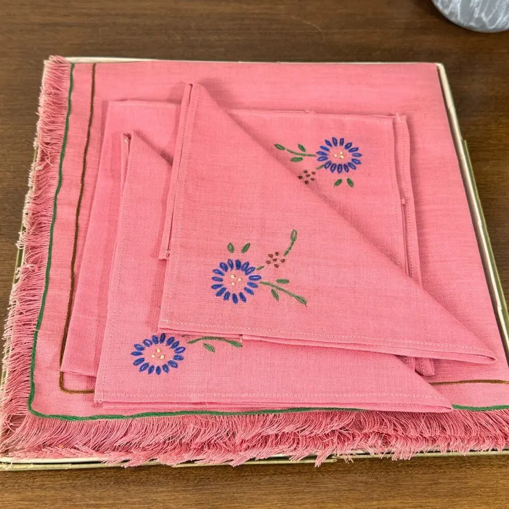 Vintage Tablecloth and 4 Napkin Set 35